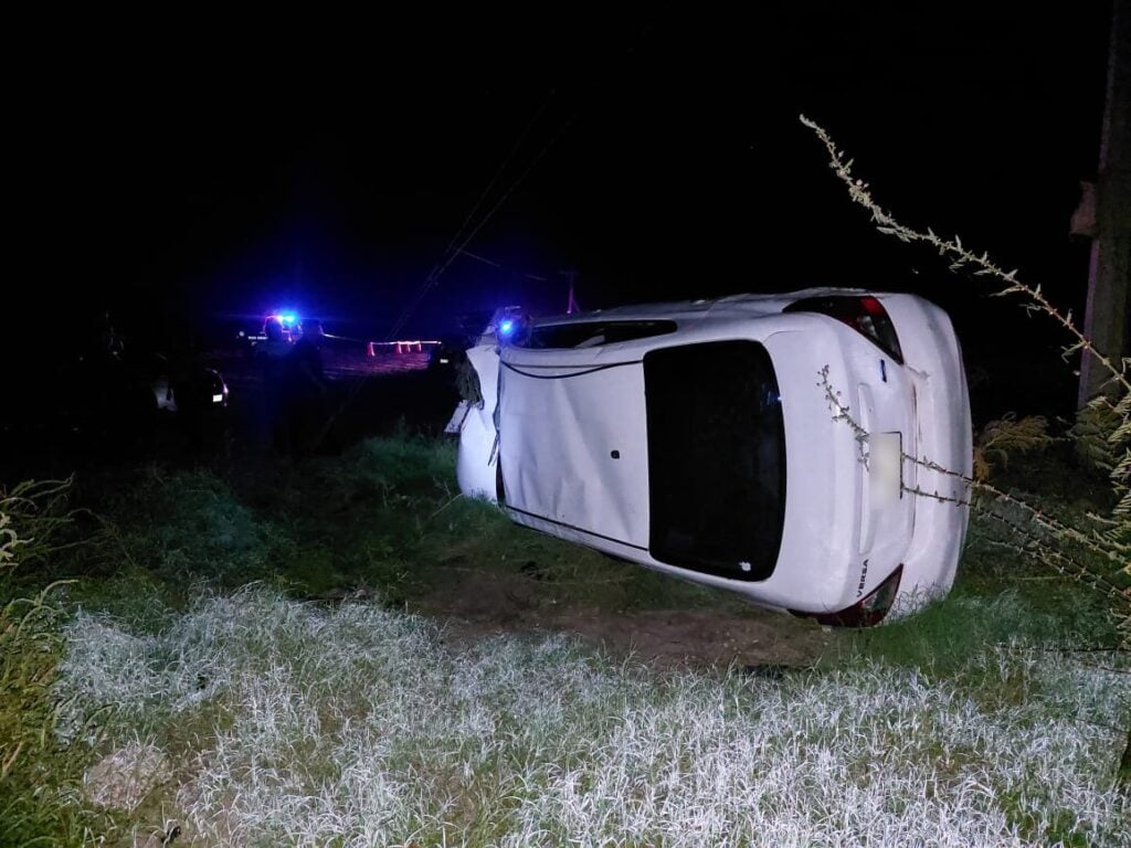 Carro volcado hacia su lado izquierdo