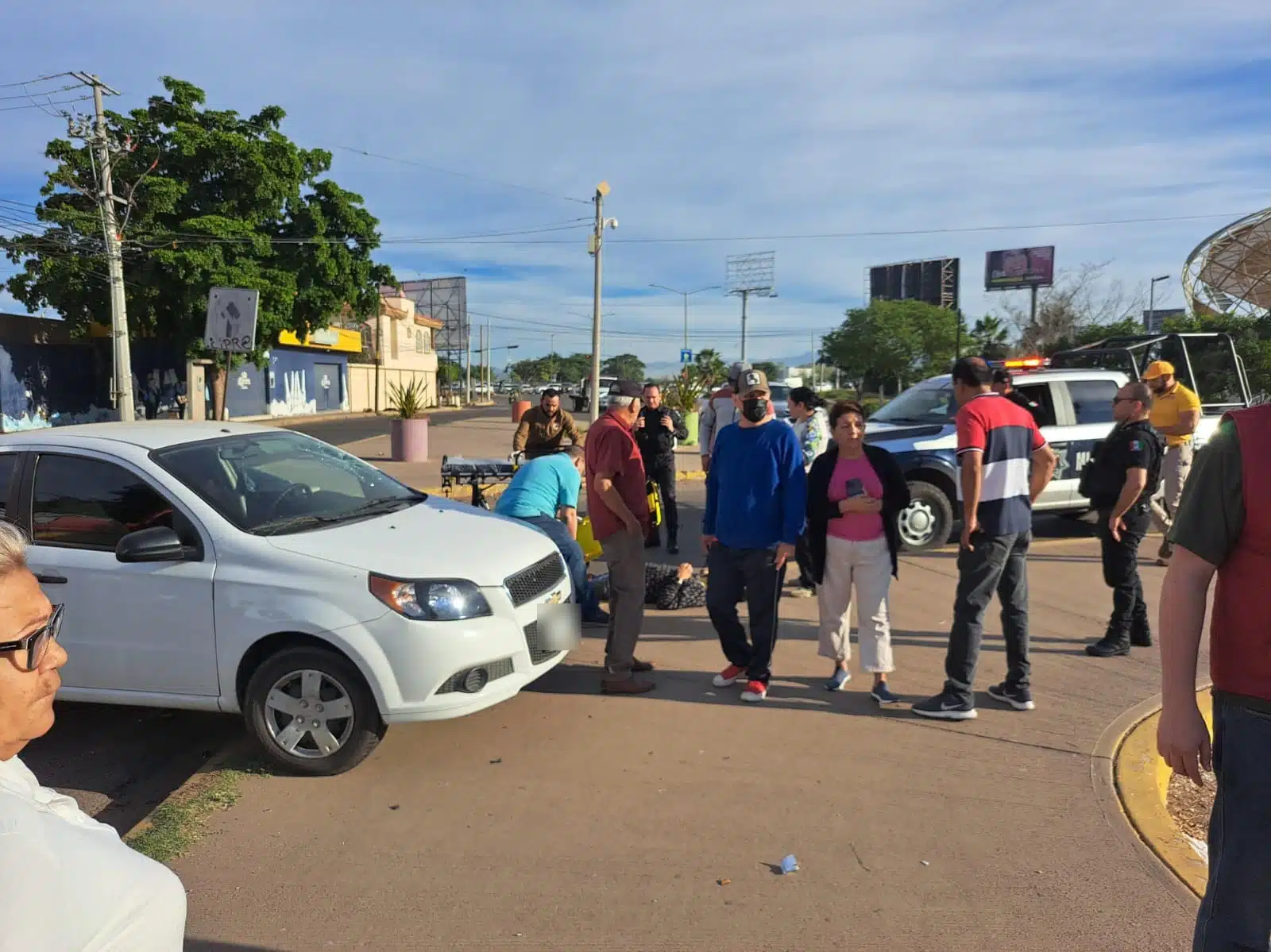 Un carro y pesonas en Culiacán