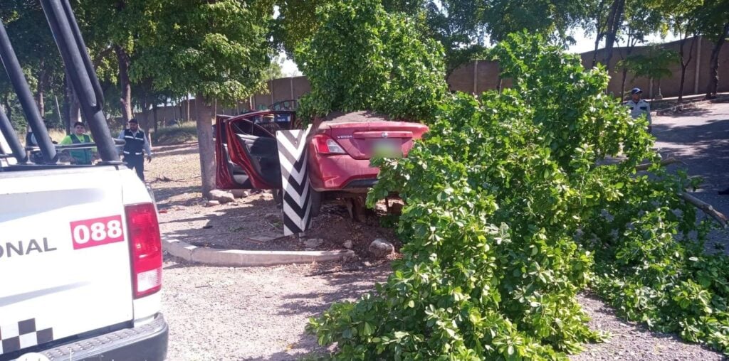 Carro chocado de frente en Culiacán