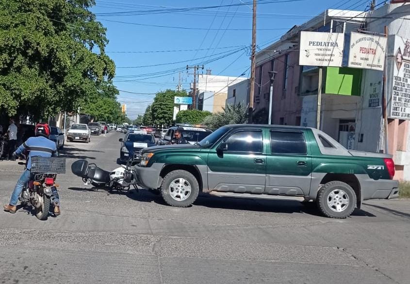 Choque entre una motocicleta y una camioneta en Guasave