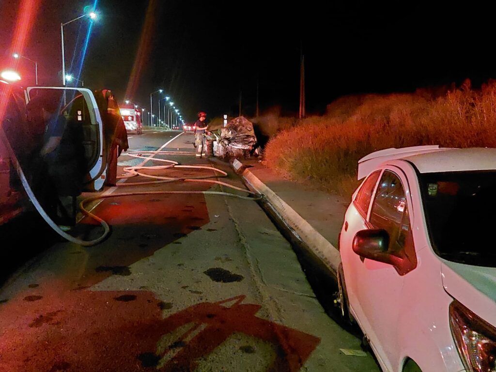 Accidente tipo choque deja un carro calcinado en Culiacán