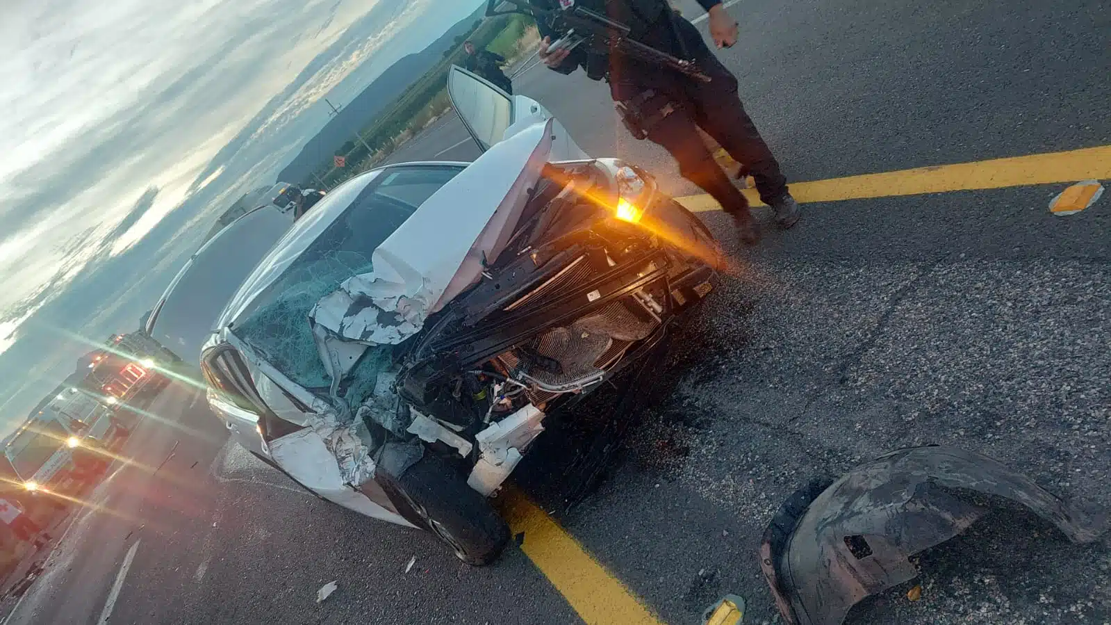 Carro con el frente destrozado en el medio del camellón de la carretera en Angostura