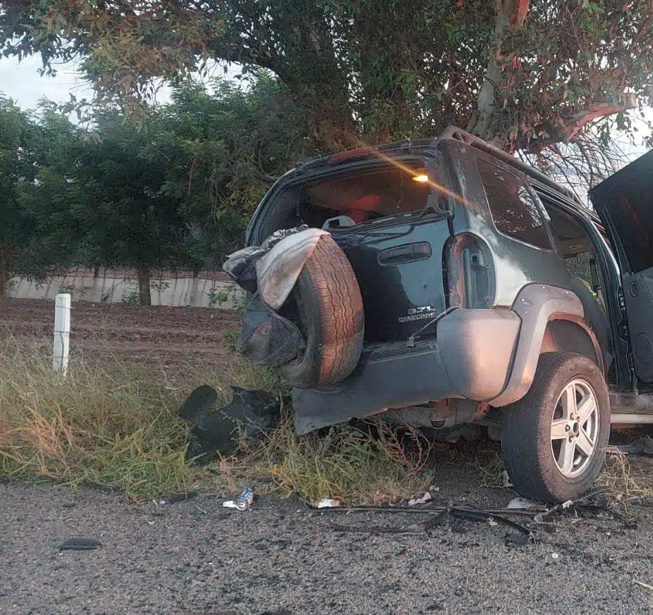 Carro con una parte de la cajuela destrozada y chocada por el lado del piloto en Angostura