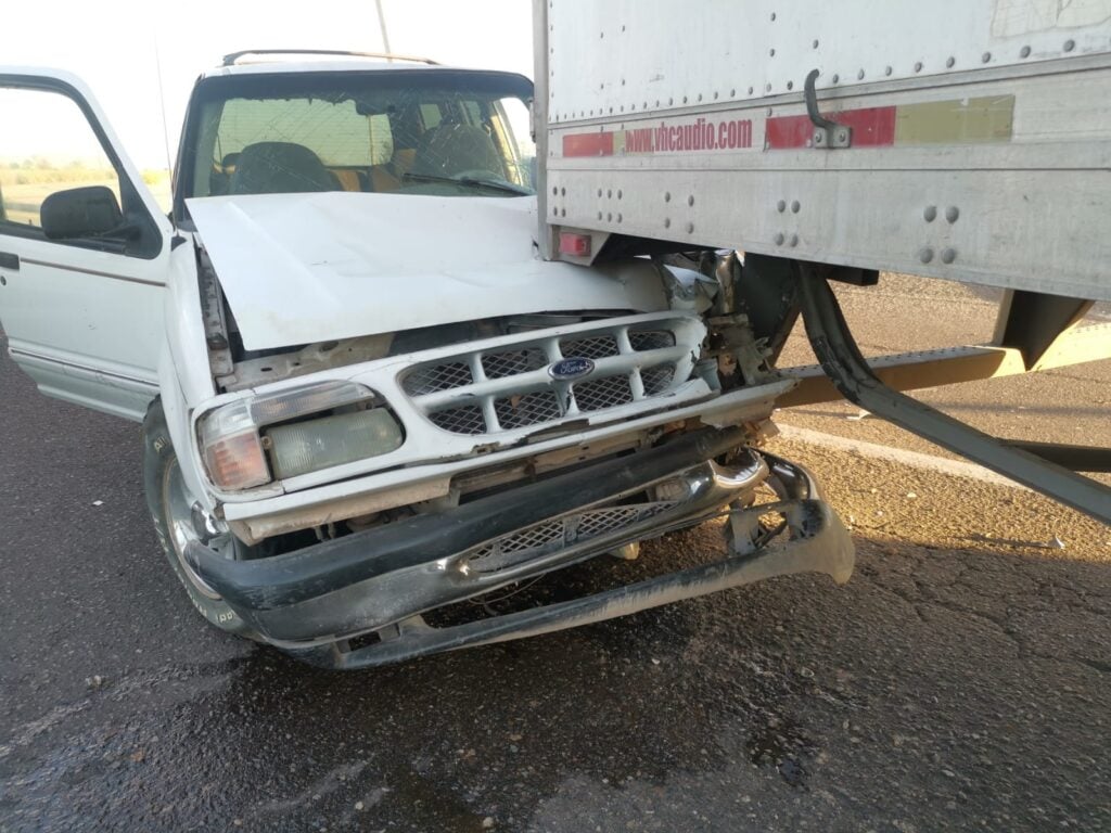 Camioneta choca con la parte trasera de un tráiler en Los Mochis