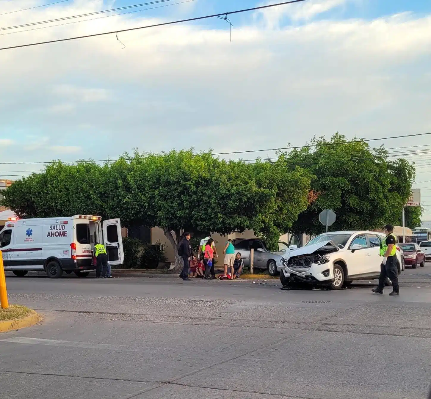 Una ambulancia en el lugar donde fue un choque en Los Mochis