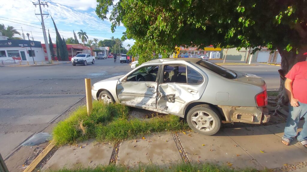 Carro chocado tras un accidente en Los Mochis