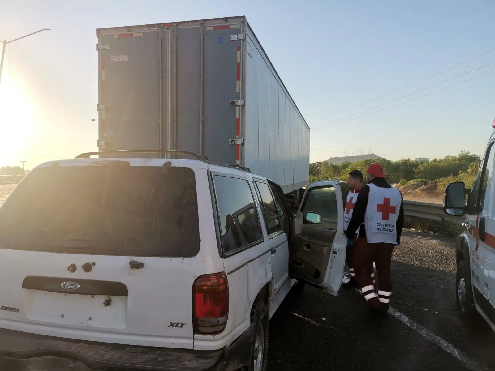 Camioneta choca con la parte trasera de un tráiler en Los Mochis