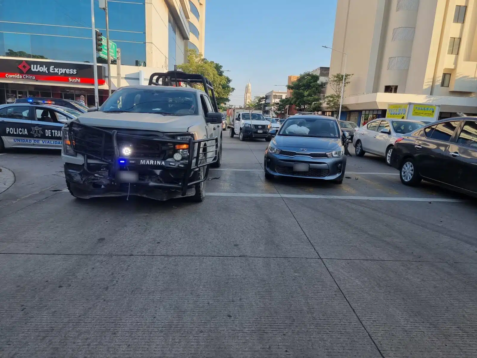 Patrulla de la Marina choca contra un carro en Culiacán