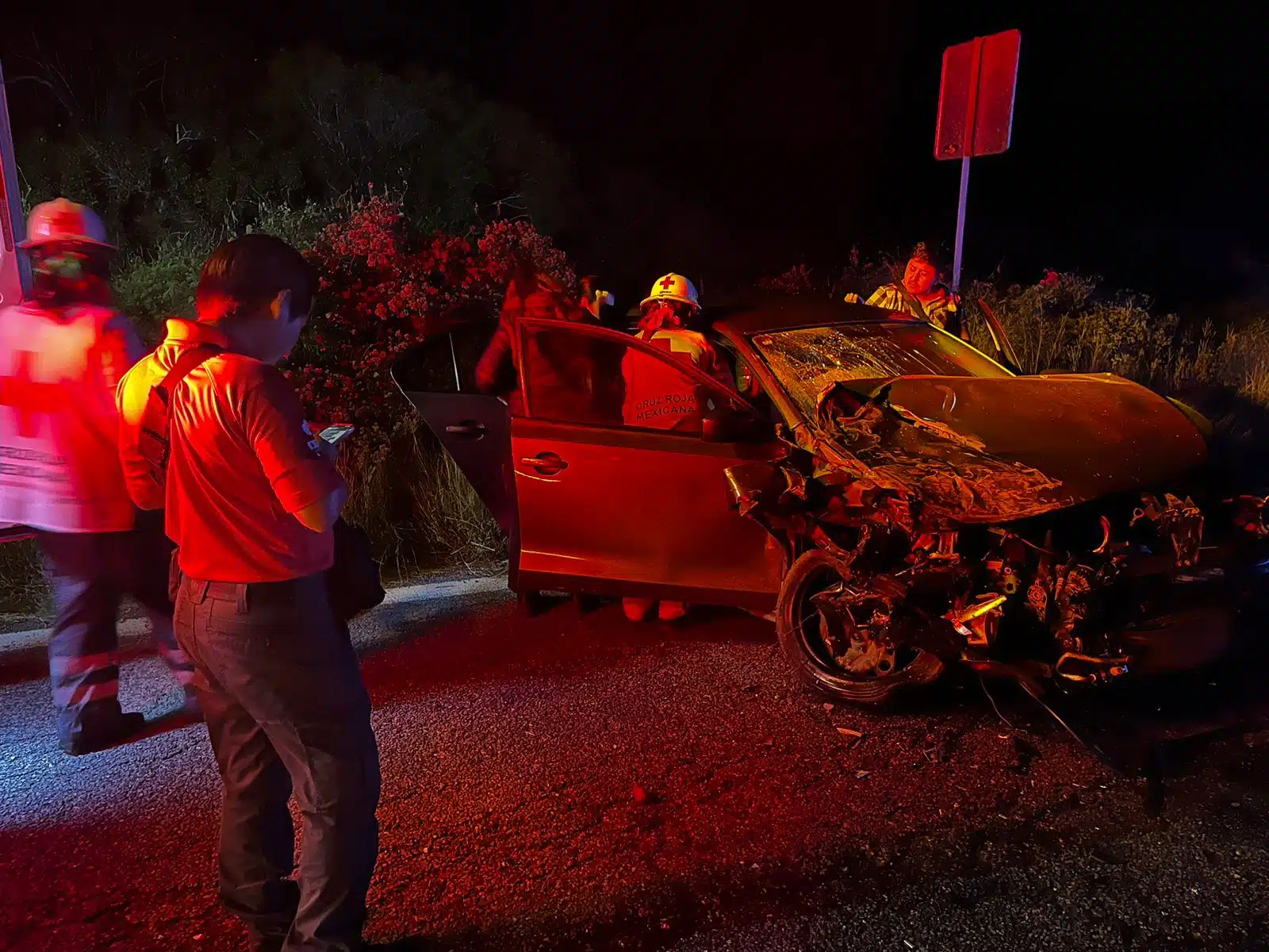 Carro chocado por la carretera libre Mazatlán-Culiacán