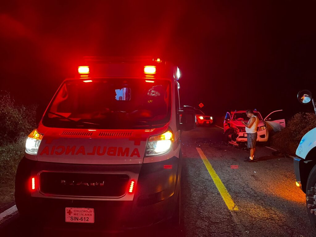 Ambulancia en un accidente por la carretera libre Mazatlán-Culiacán