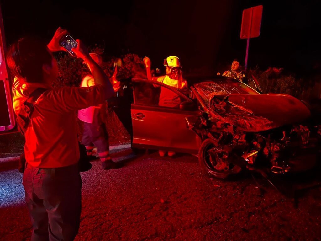 Carro chocado por la carretera libre Mazatlán-Culiacán