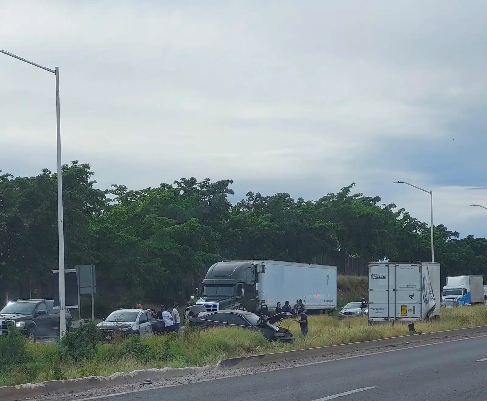 Carro y tráiler quedan en medio del camellón en Culiacán