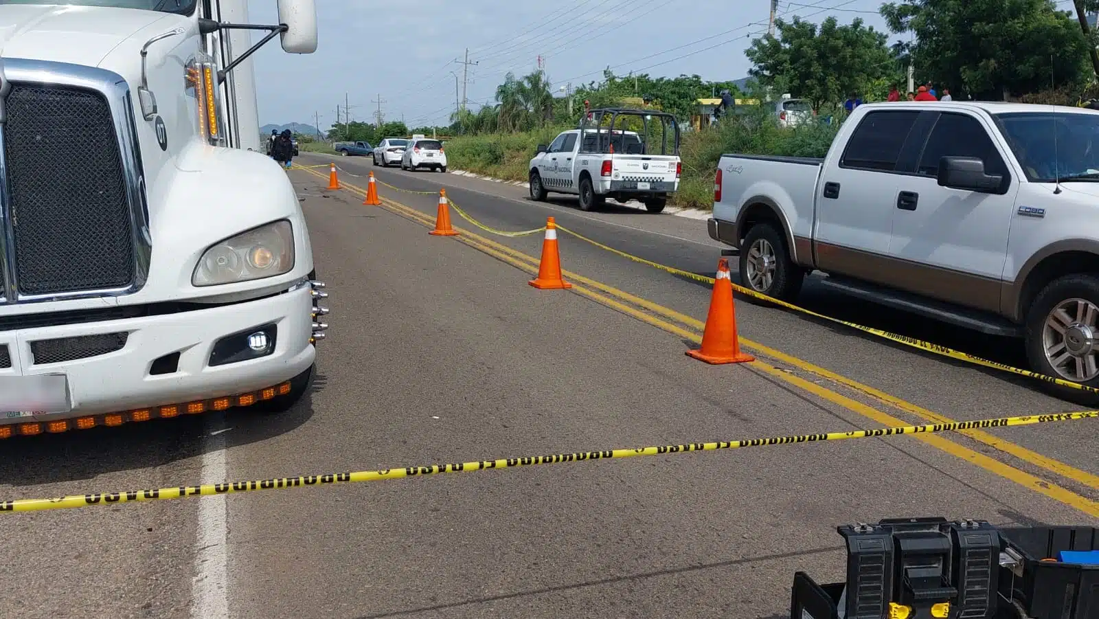 Cinta amarilla delimitando el área de un accidente en Culiacán