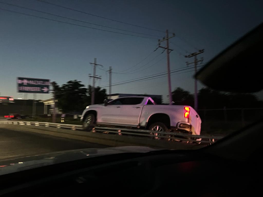 Camioneta en medio del muro de contención tras accidente por el bulevar Jesús Kumate en Culiacán