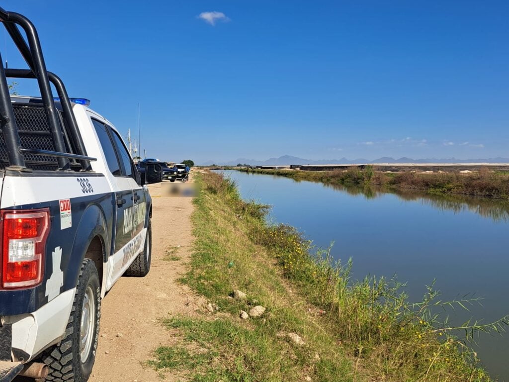 Camioneta de la Policía Municipal en el Canal Alto del Municipio de Sinaloa