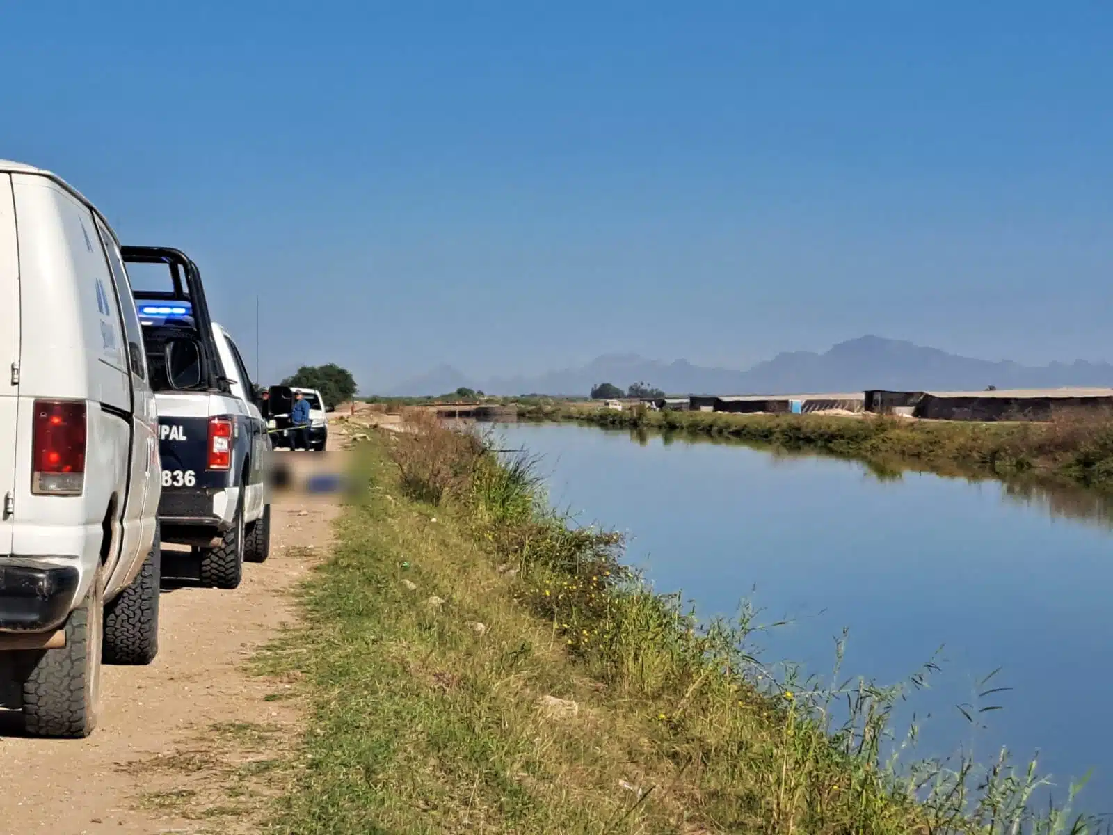 Camioneta de la Policía Municipal y SEMEFO en el Canal Alto del Municipio de Sinaloa