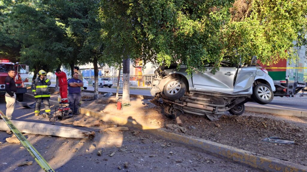 Camioneta chocada y destrozada del frente en Navolato