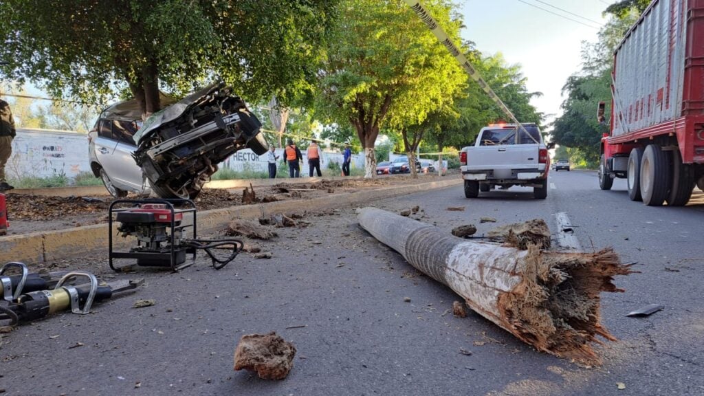 Camioneta chocada y destrozada del frente en Navolato