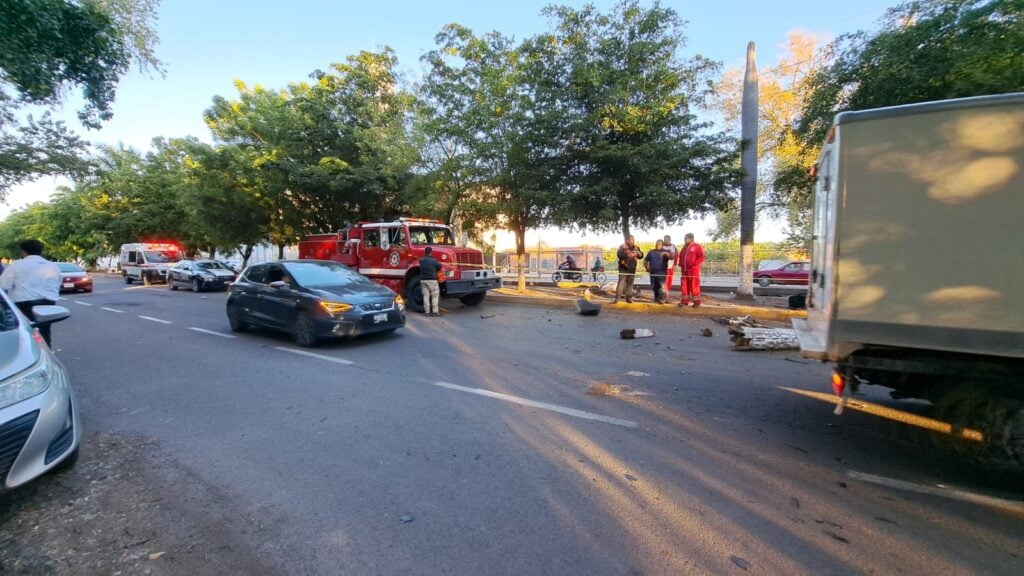 Camioneta chocada y destrozada del frente en Navolato