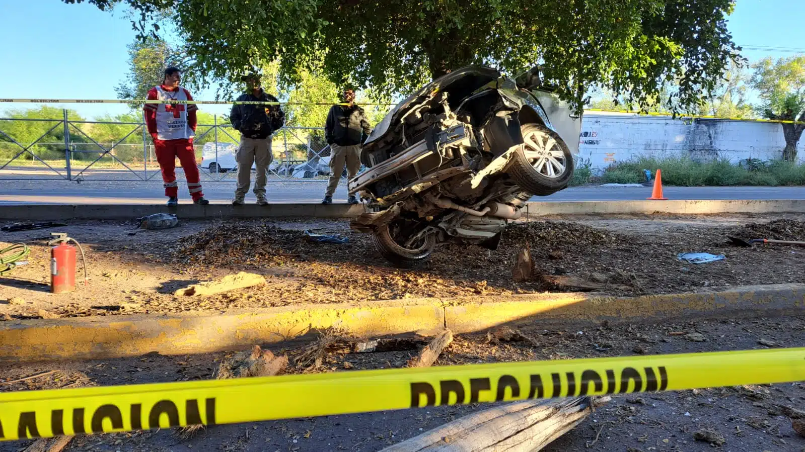 Camioneta chocada y destrozada del frente en Navolato