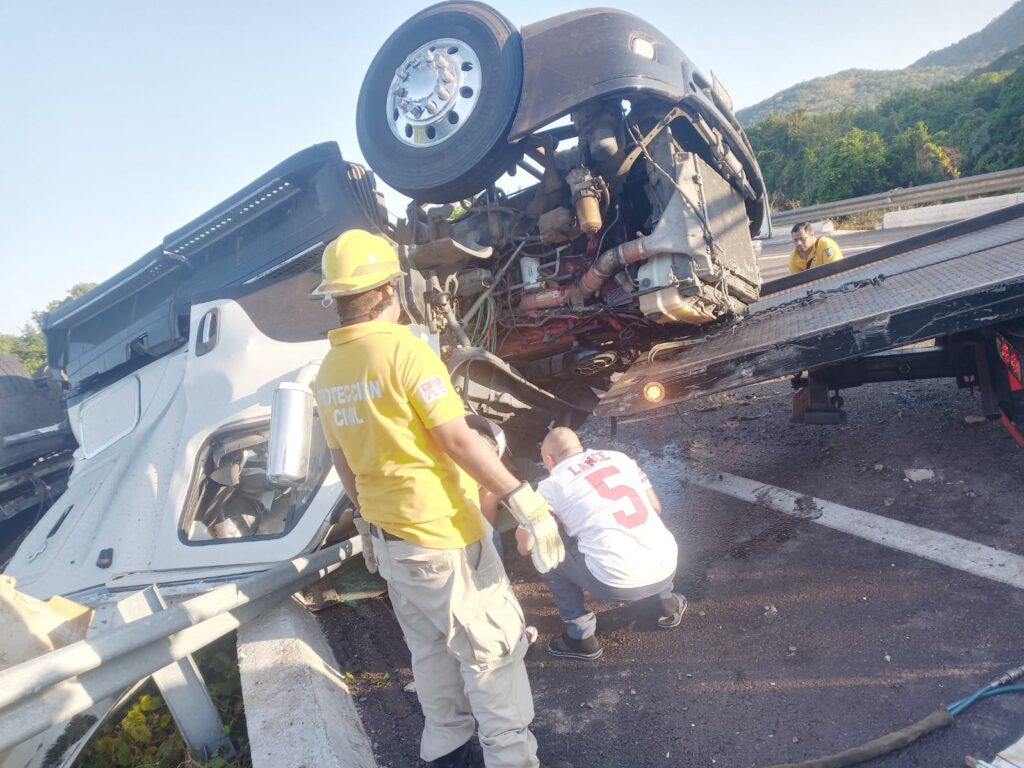 Tráiler volcado tras un accidente en Escuinapa