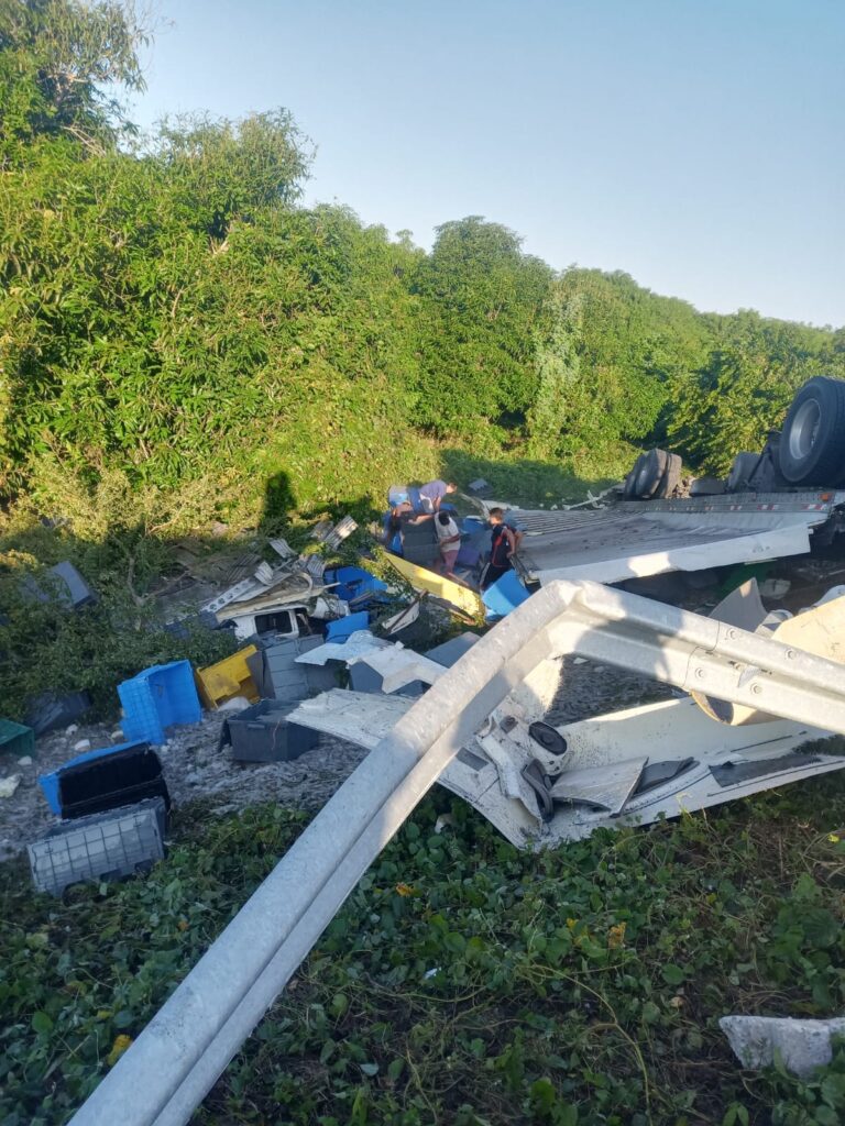Tráiler volcado tras un accidente en Escuinapa