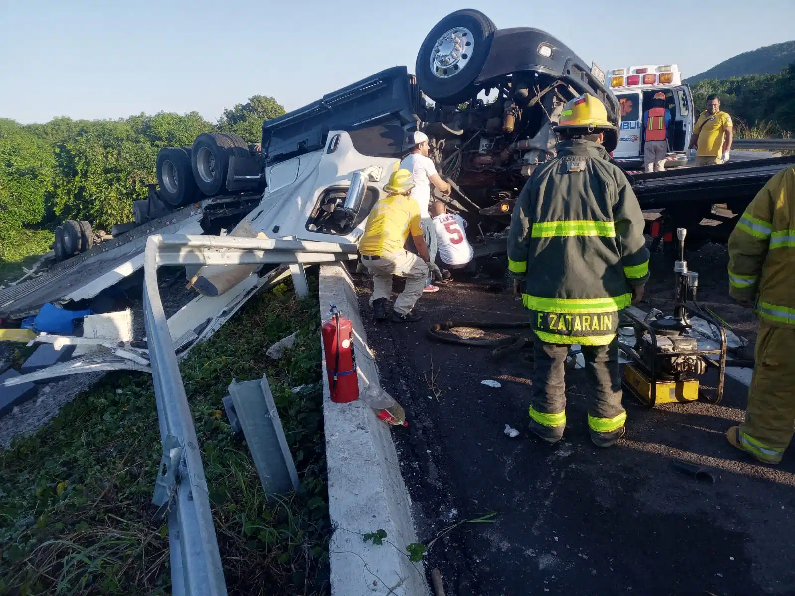 Tráiler volcado tras un accidente en Escuinapa