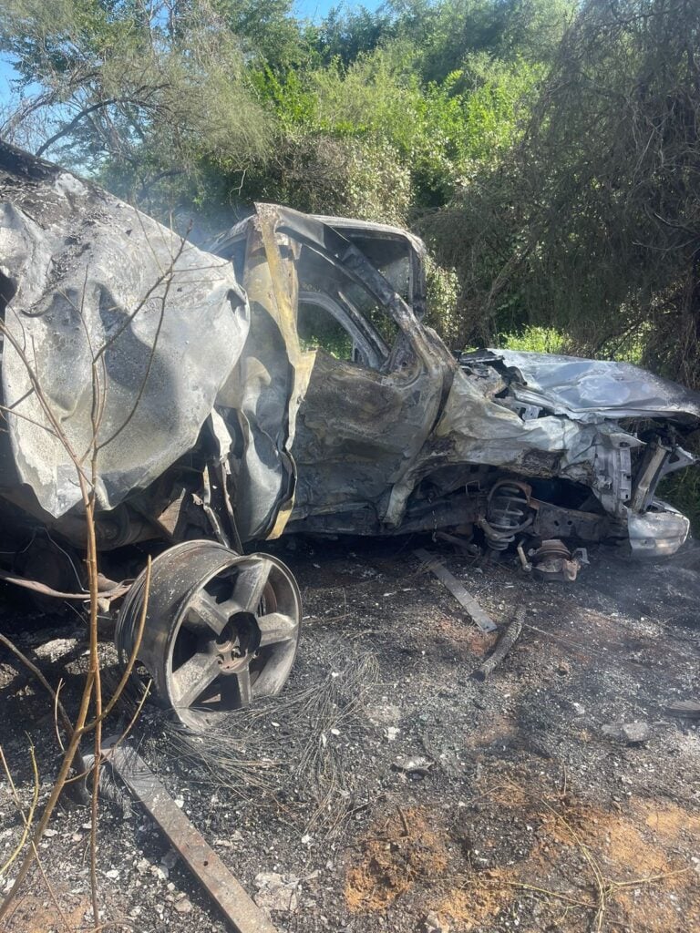 Camioneta calcinada por la carretera Los Mochis-Choix