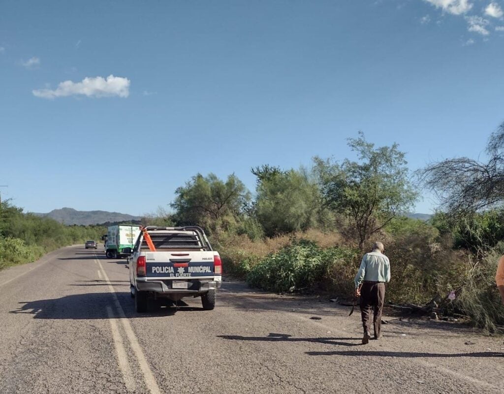 Policía Municipal de El Fuerte en la carretera Los Mochis-Choix