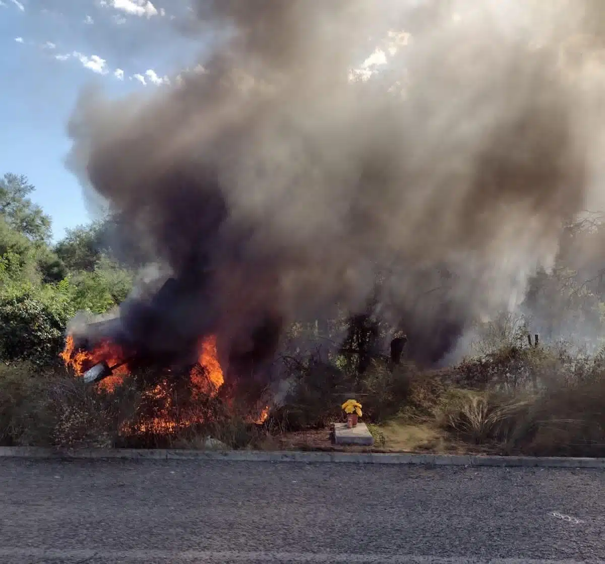 Camioneta incendiada por la carretera Los Mochis-Choix