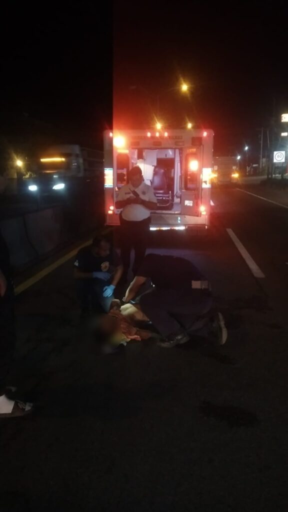 Hombre atropellado recibiendo atención medica por parte de paramédicos de Bomberos Veteranos El Castillo en Mazatlán