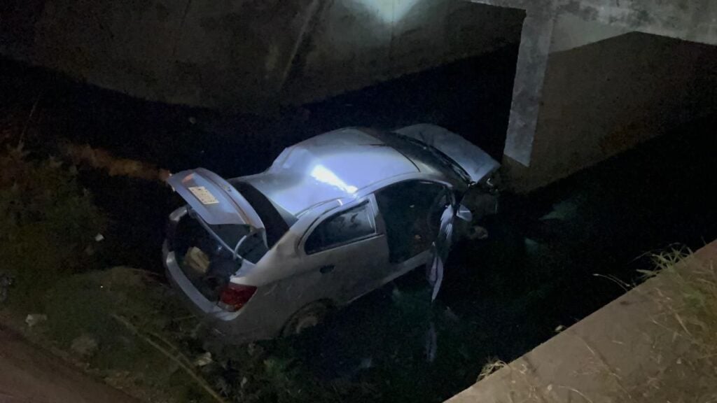 Carro adentro de un canal pluvial en Mazatlán