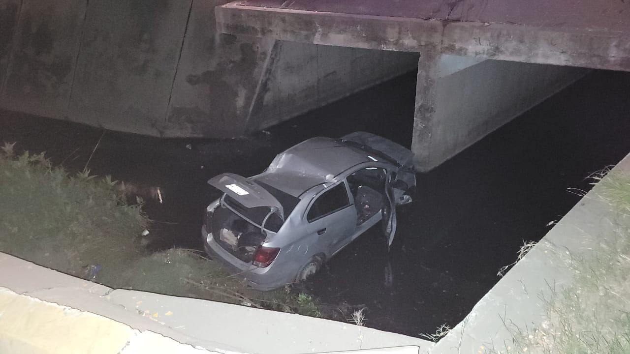 Carro adentro de un canal pluvial en Mazatlán