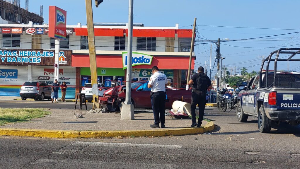 Camioneta que sufrió un accidente tipo choque en Mazatlán