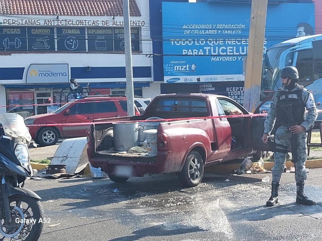 Camioneta que sufrió un accidente tipo choque y dejó el menudo tirado en Mazatlán