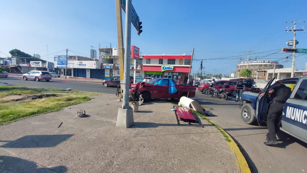 Camioneta que sufrió un accidente tipo choque en Mazatlán