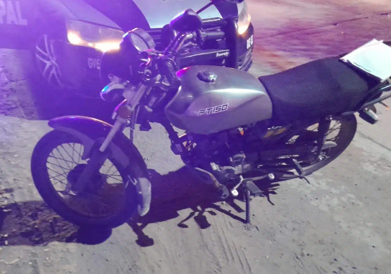 Motocicleta tras un accidente en Guasave