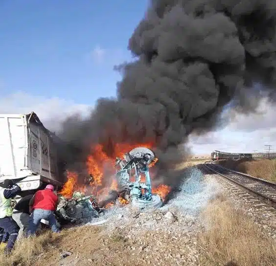 Torton prendido en llamas tras chocar con el Tren Chepe en Chihuahua