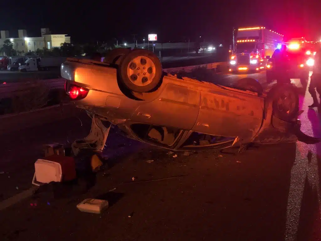 Carro con los neumáticos hacia arriba en la carretera México 15 en Ahome