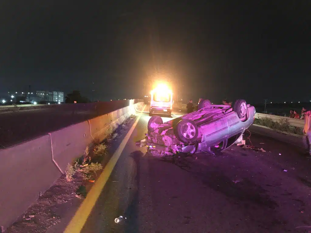 Carro con los neumáticos hacia arriba en la carretera México 15 en Ahome