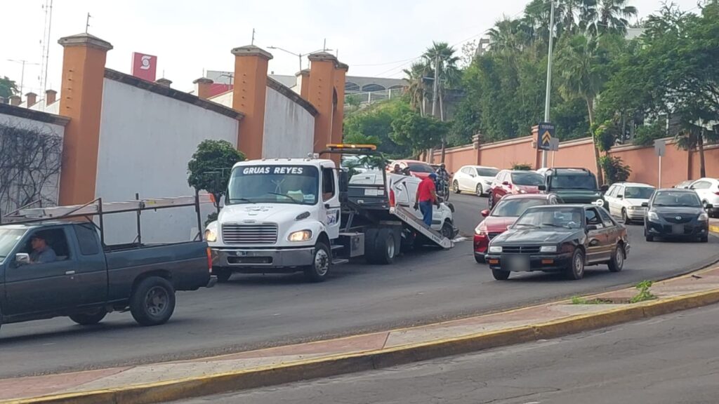 Una grúa removiendo una camioneta volcada en Culiacán