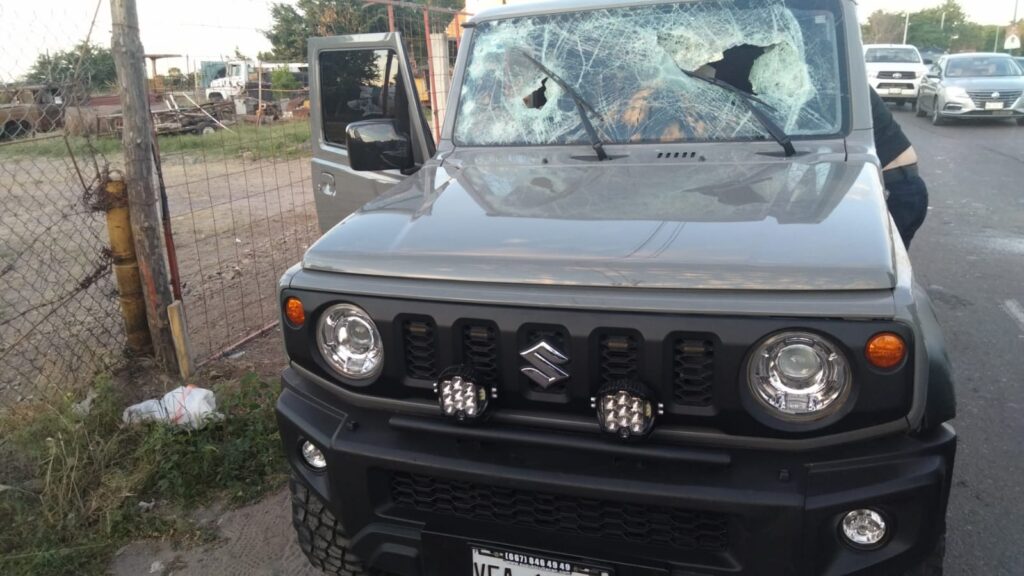 Camioneta con el cristal quebrado tras volcadura en Culiacán