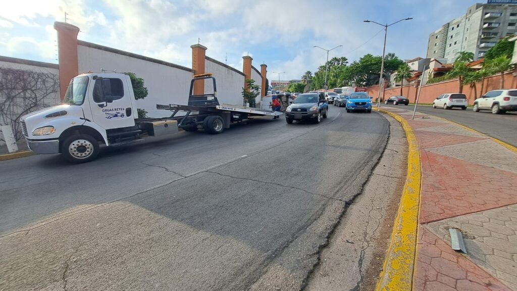 Una grúa removiendo una camioneta volcada en Culiacán