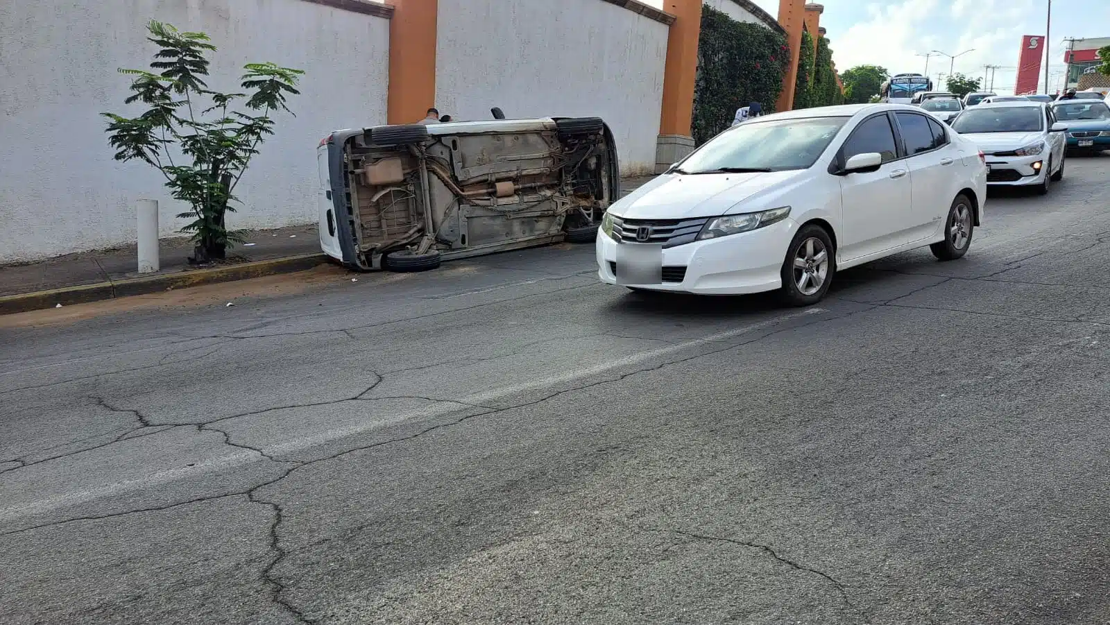 Camioneta volcada en Culiacán
