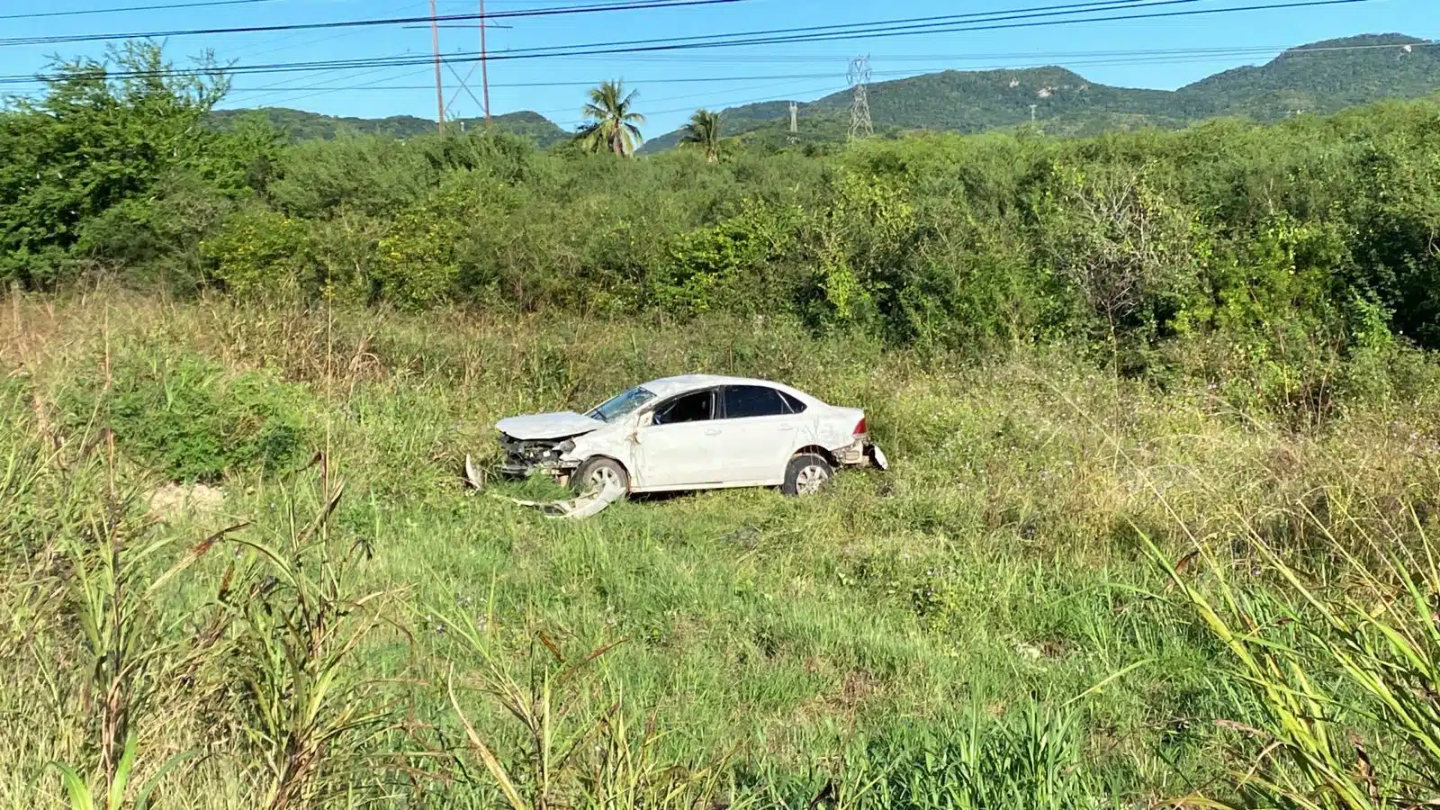 Carro chocado en un accidente tipo volcadura en Mazatlán
