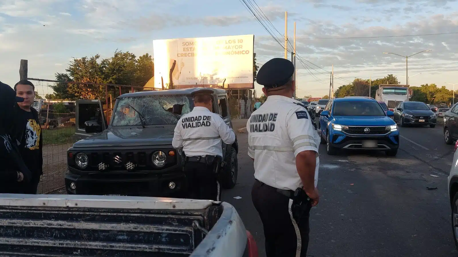 Agentes de tránsito en un accidente en Culiacán