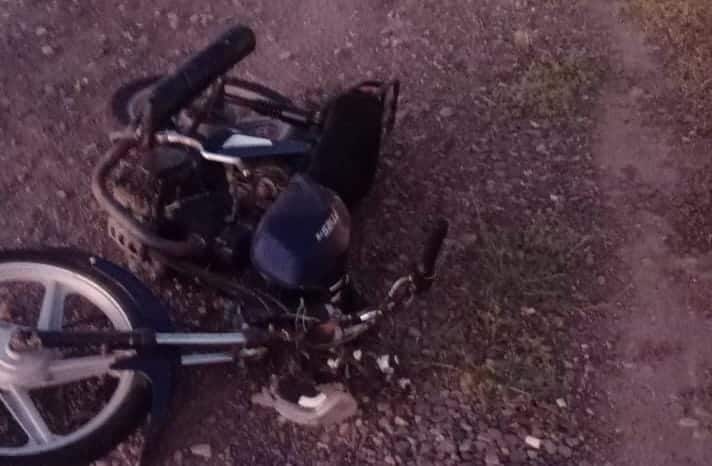 Motocicleta destrozada tras un accidente donde su conductor perdió la vida en Guasave