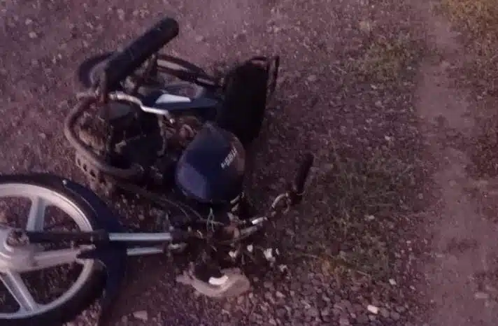 Motocicleta destrozada tras un accidente donde su conductor perdió la vida en Guasave
