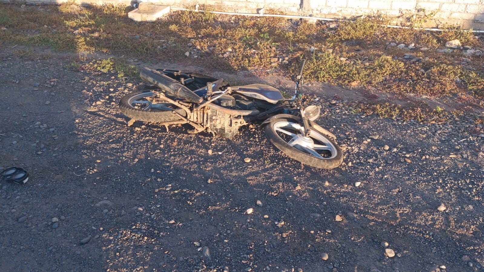 Motocicleta destrozada tras un accidente donde su conductor perdió la vida en Guasave