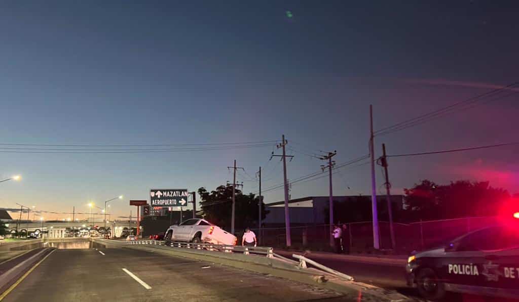 Camioneta en medio del muro de contención tras accidente por el bulevar Jesús Kumate en Culiacán